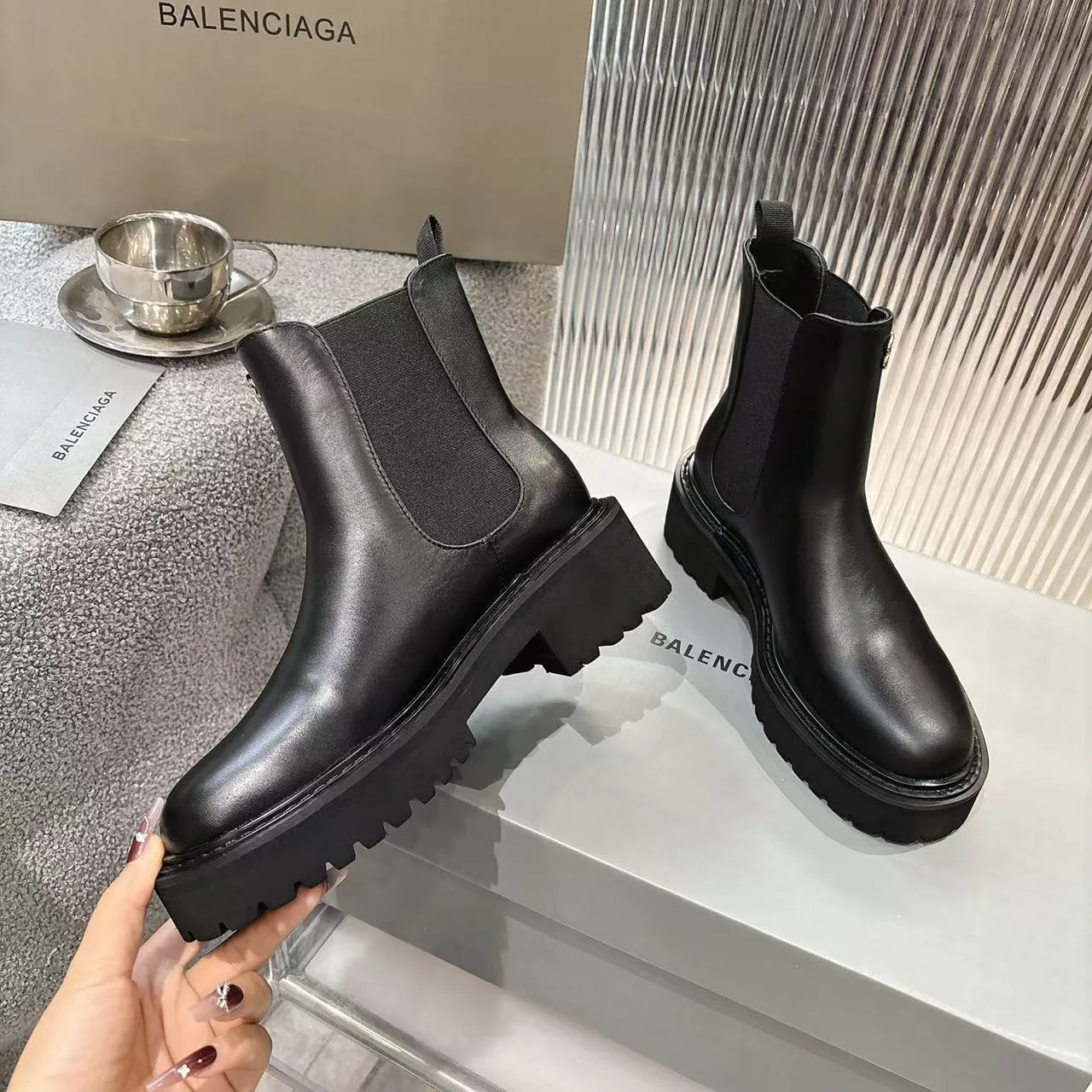 👟👟Ex-factory price 600👟👟 Balenciaga’s much-anticipated Venom Boots are now on sale. From Balenciaga 2025 FALL Series Venom Boots draws inspiration from motorcycle boots, with unique design as the core highlight. It not only enhances the stability of the boots, but also cleverly integrates the brand’s iconic hardware elements to highlight your personality. The design of the large tongue flap is even more unique, creating a casual and uninhibited style and breaking the stereotype of traditional shoes. This series of boots belongs to Balenciaga's 2025 fall non-catwalk products, showing the brand's creative extension beyond regular shows. Surface: Imported cowhide Lining: Sheepskin Size: 35-40 yards (custom-made sizes 41 are non-refundable)